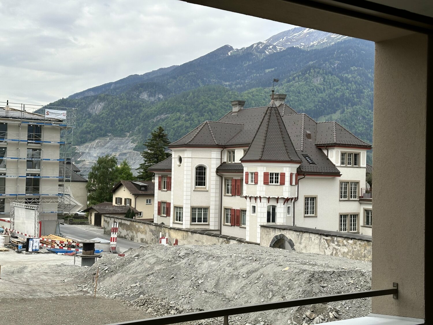 Wohnung A 1.2 Terrasse mit Sicht auf Schlössli